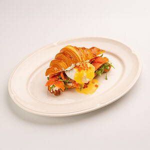 Круассан Бенедикт с форелью и красной икрой