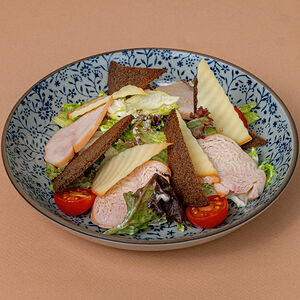 Салат с копченой курицей и гренками