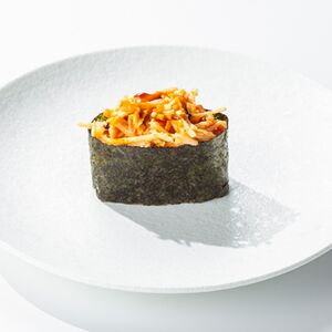 Гункан с крабом под соусом том-ям (1 шт.)