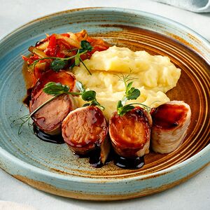 Свинина в беконе с картофельным пюре и грибами