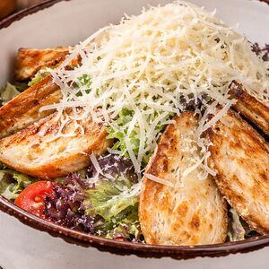 Салат Цезарь с курицей