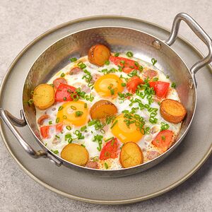 Глазунья с помидорами и колбасками