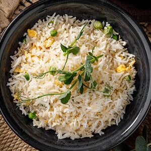 Рис с яйцом и зелёным горошком