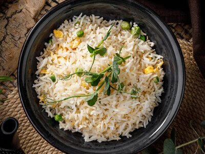 Рис с яйцом и зелёным горошком