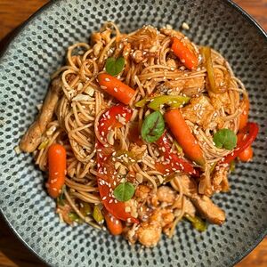 Яичная лапша с цыплёнком в кисло-сладком соусе