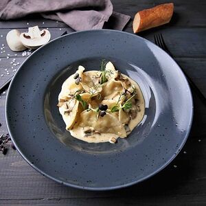 Вареники с печеным картофелем и луком в сливочно-грибном соусе 