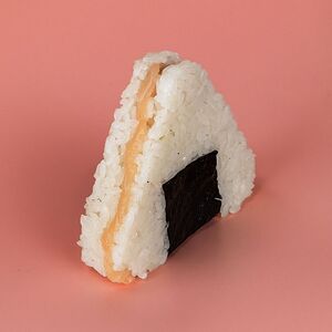 Онигири с лососем