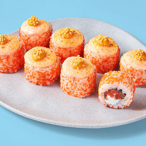 Ролл с лососем и рисовыми шариками Том ям