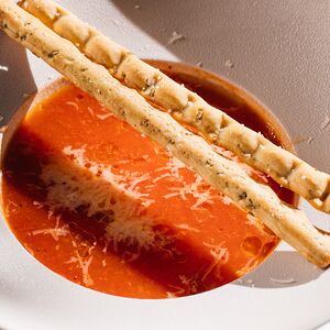 Томатный суп Наполи с гриссини и пармезаном