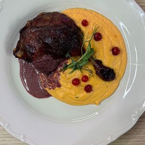 Утиное бедро с клюквенным соусом и пюре из батата 