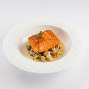 Филе лосося с картофельными ньокками и соусом вонголе