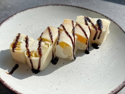 Сладкий спринг-ролл с творожным сыром