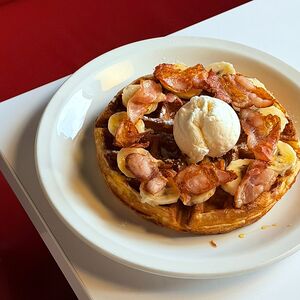 Вафля с бананом, беконом и кленовым сиропом