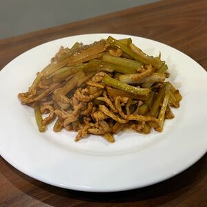 Жареные свиные кусочки с сельдереем 