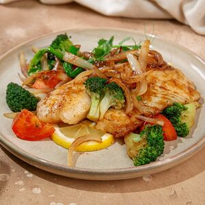 Тилапия с овощами под соусом терияки