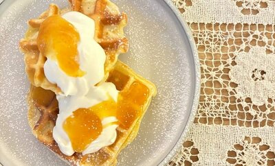 Вафли твороженные с кремом и апельсиновым джемом