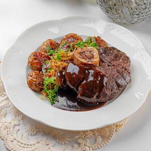 Говяжья голяшка с пряным картофелем и тушеной капустой 