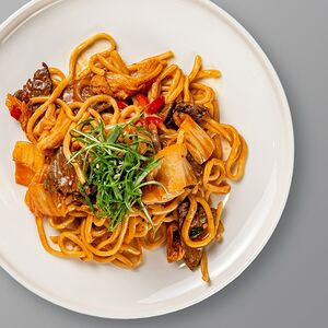 Удон с кимчи и курицей
