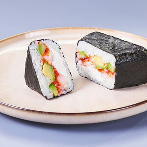 Онигири сочная креветка с авокадо