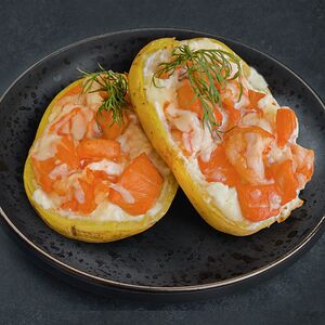 Картофель с лососем и креветками