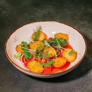 Салат из томатов с жареным картофелем