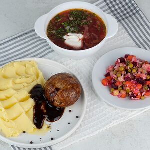 Домашняя котлета с картофельным пюре, салат винегрет и борщ