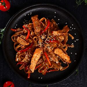 Удон с курицей в соусе терияке