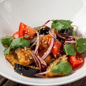 Салат с хрустящим баклажаном