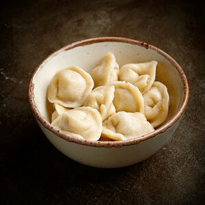 Рыбные пельмени со сметаной