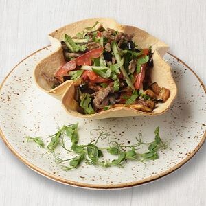 Салат с жареной говядиной и овощами