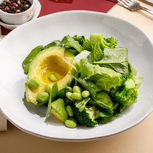 Зеленый салат с авокадо и брокколи