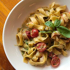 Паста с креветками и шпинатным соусом