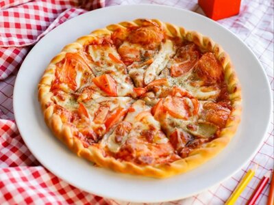 Пицца пури с птицей и томатами