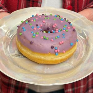 Донат со вкусом черники с крем-чизом