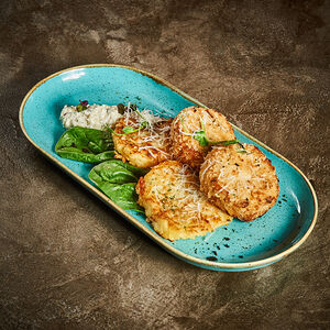 Рыбные котлеты на дранике с соусом риет