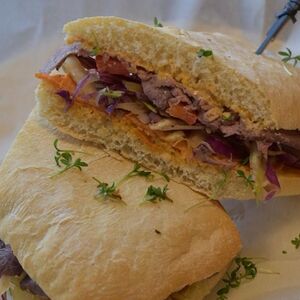 Сэндвич мясной с соусом гриль