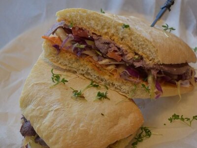 Сэндвич мясной с соусом гриль