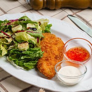 Куриный шницель с салатом