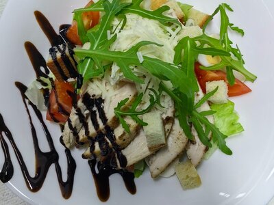 Салат Цезарь с курицей