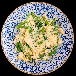 Омлет со стручковой фасолью, шпинатом и сыром