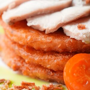 Драники с курицей и грибным соусом