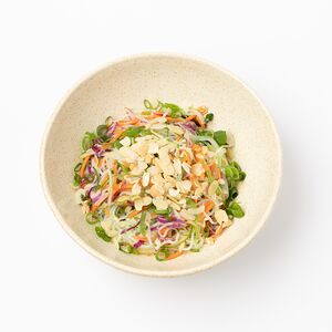 Салат с фунчозой, овощами и ореховым соусом