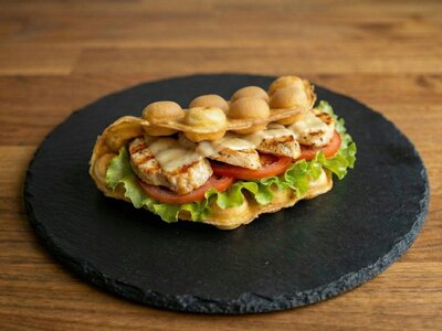 Сэндвич в вафле с курицей 