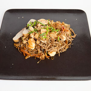 Гречневая лапша вок c курицей