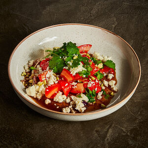 Салат из ташкентских томатов с печеным перцем, бринзой и фисташками