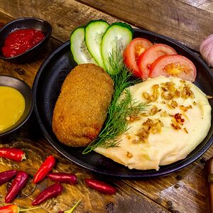 Картофельное пюре и зразы куриные с сыром