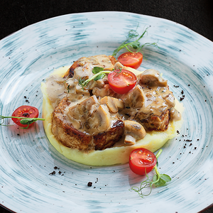 Свиные медальоны под сливочно-грибным соусом с пюре