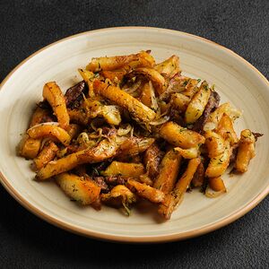 Картофель, жаренный с луком и говядиной