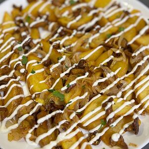 Жареные лисички с картофельными дольками в сметанном соусе 