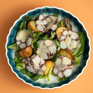 Теплый салат с карпаччо из осьминога